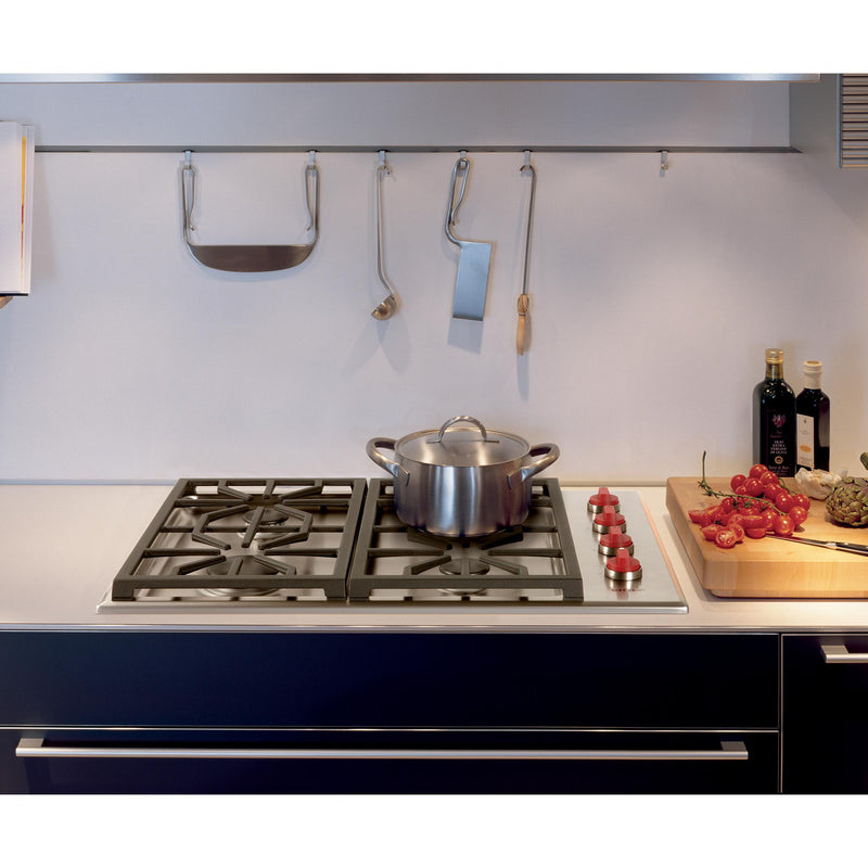 Wolf 30-inch Built-in Gas Cooktop CG304P/S/LP IMAGE 3